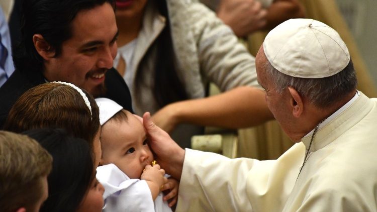 Cardenal Farrell: «El Papa Francisco desea abrazar a todas las familias»