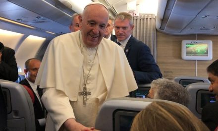 Ángelus en el vuelo. El Papa: los abuelos, nuestra historia