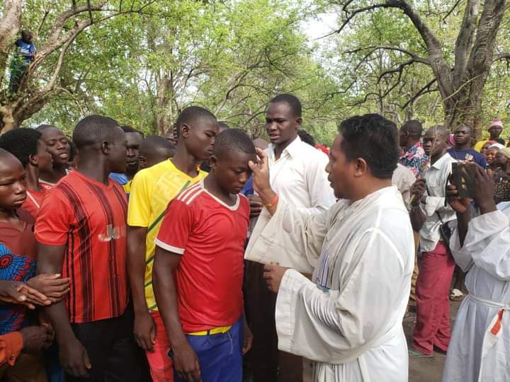 Tradición única del bautismo en Chad, África